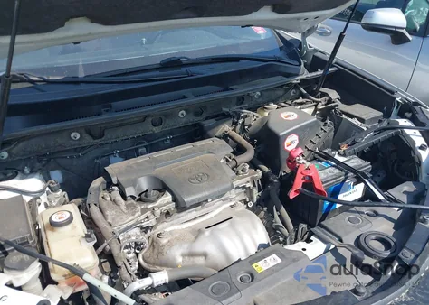 2018 Toyota Rav4 Xle z USA, uszkodzony, nr VIN JTMRFREV4JJ738040